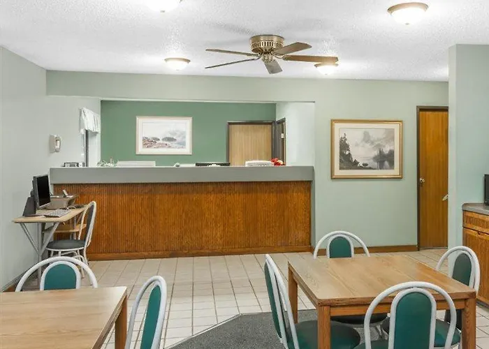 Super 8 By Wyndham Washington/peoria Area Washington