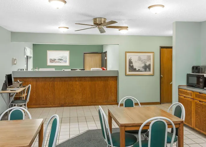 Super 8 By Wyndham Washington/peoria Area Motel 2*